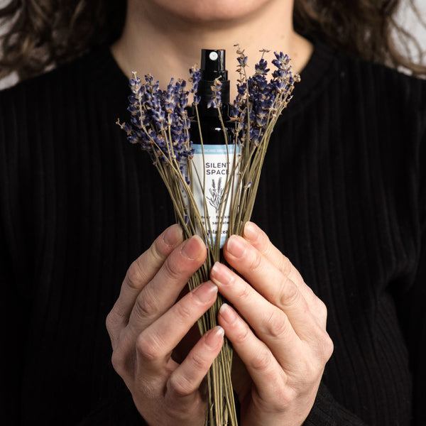 Aromatherapie: De 5 belangrijkste dingen om te weten en de voordelen van verstuiving met een aroma mist in een flesje