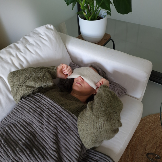 Waarom geen tijd hebben voor jezelf vaak een excuus is – en hoe Yoga Nidra je helpt thuiskomen