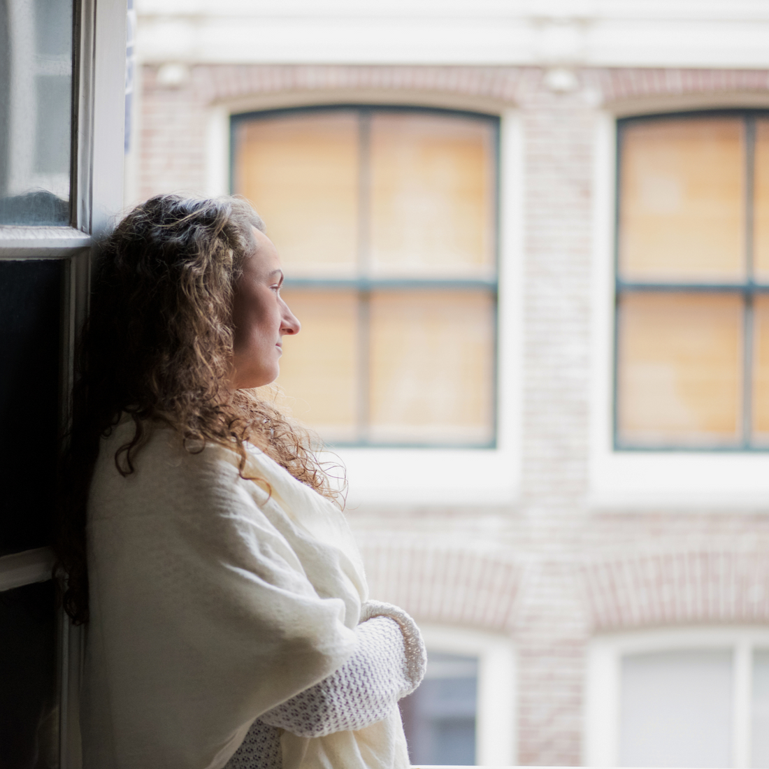Britta Hall van Balancea kijkt uit de raam